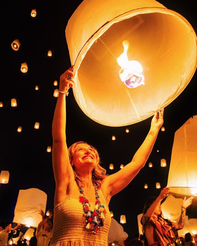 Trời đêm Chiang Mai huyền ảo trong lễ hội đèn trời Yee Peng ảnh 12