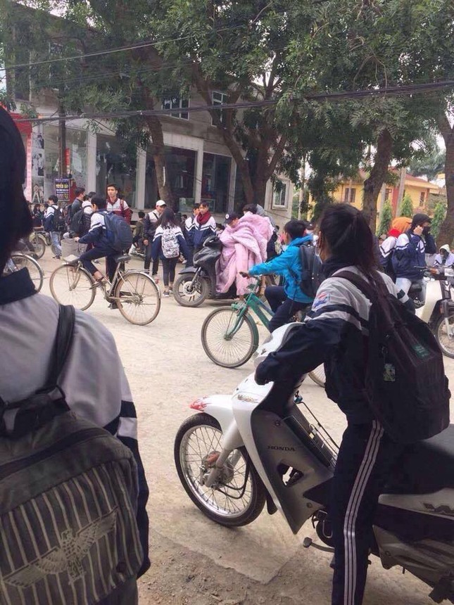 "Cười té ghế" với chùm ảnh "vì một con đường đến trường không còn giá rét" ảnh 7