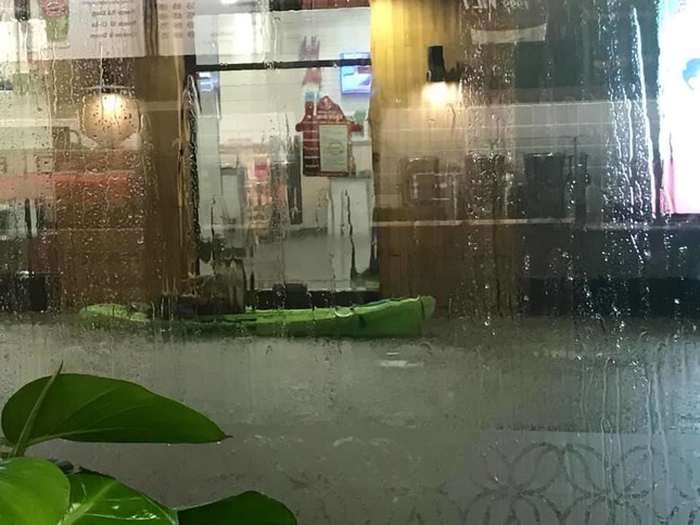 Sài Gòn chịu ảnh hưởng bão thôi đã khổ sở thế này, sống trong tâm bão còn khủng khiếp thế nào? ảnh 1