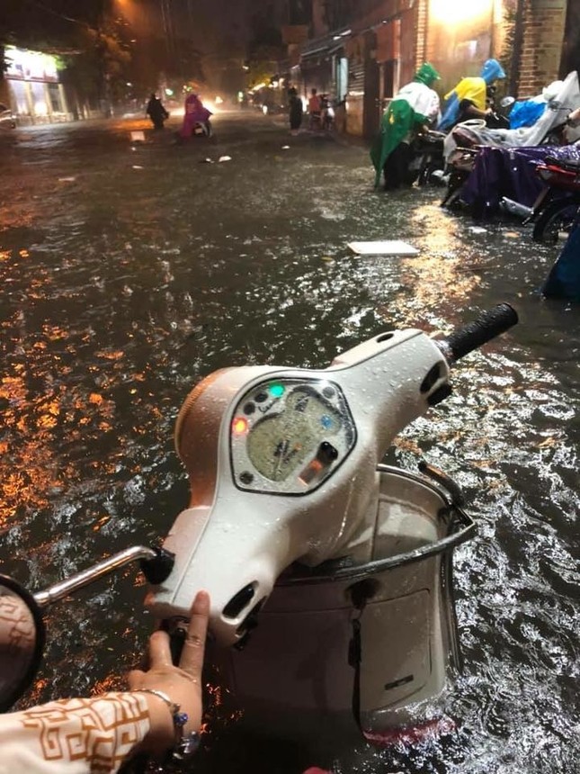 Sài Gòn chịu ảnh hưởng bão thôi đã khổ sở thế này, sống trong tâm bão còn khủng khiếp thế nào? ảnh 3