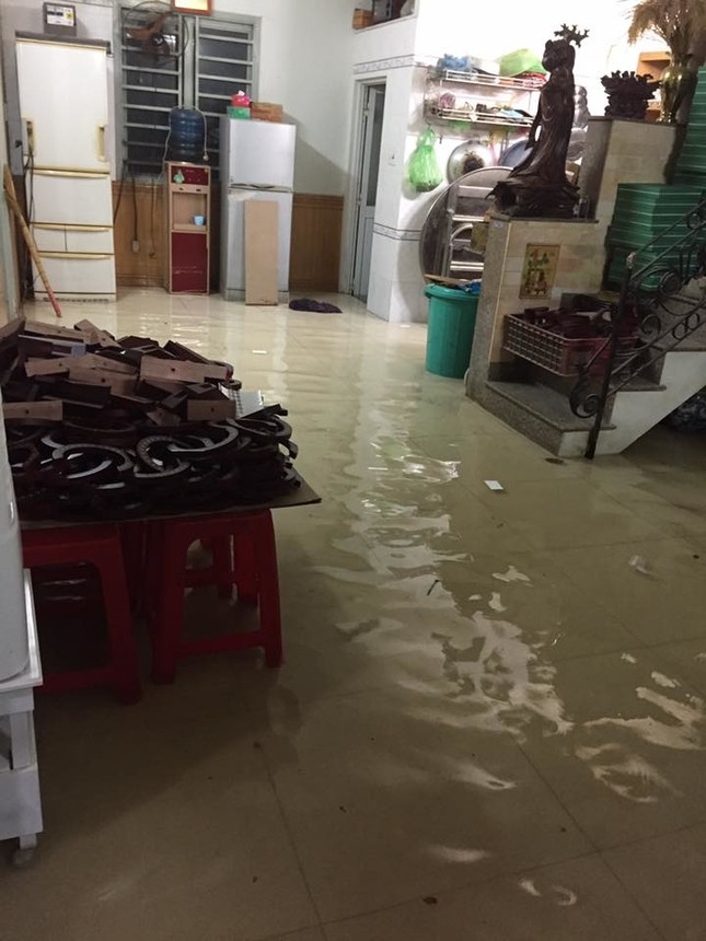 Sài Gòn chịu ảnh hưởng bão thôi đã khổ sở thế này, sống trong tâm bão còn khủng khiếp thế nào? ảnh 4