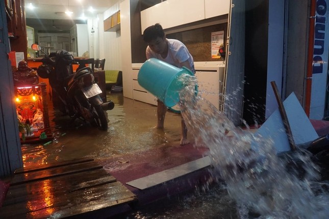 Sài Gòn chịu ảnh hưởng bão thôi đã khổ sở thế này, sống trong tâm bão còn khủng khiếp thế nào? ảnh 7