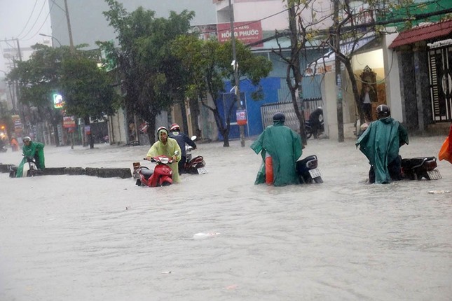 Sài Gòn chịu ảnh hưởng bão thôi đã khổ sở thế này, sống trong tâm bão còn khủng khiếp thế nào? ảnh 8