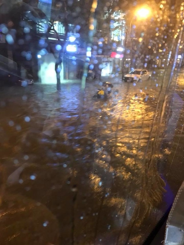 Sài Gòn chịu ảnh hưởng bão thôi đã khổ sở thế này, sống trong tâm bão còn khủng khiếp thế nào? ảnh 9