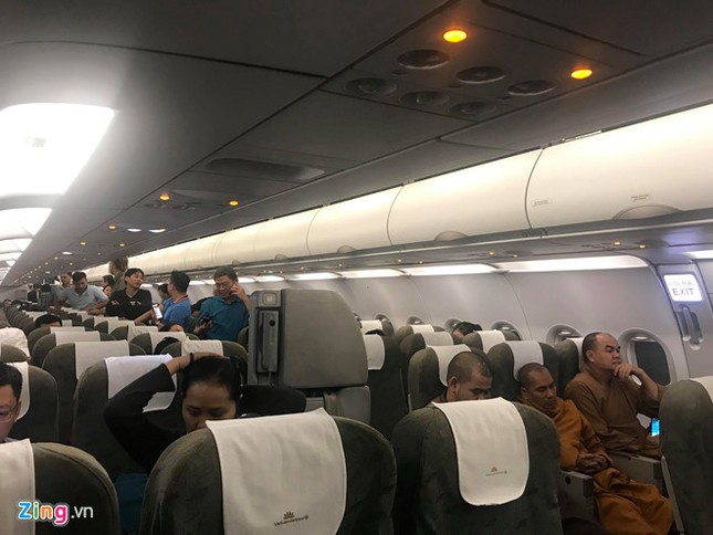 Tắc nghẽn không lưu ở TP.HCM do bão số 9, máy bay lượn nhiều vòng ảnh 2