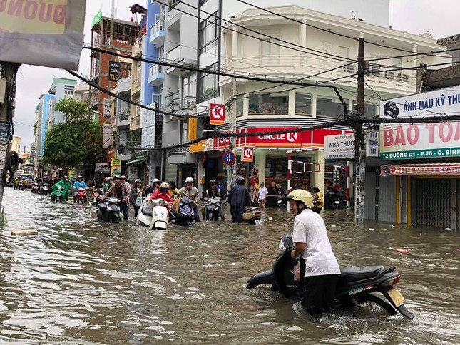 Người dân Sài Gòn di chuyển vất vả trên những con đường ngập đầy nước sau trận bão ảnh 2