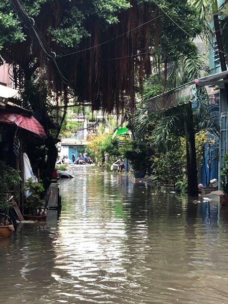 Người dân Sài Gòn di chuyển vất vả trên những con đường ngập đầy nước sau trận bão ảnh 7
