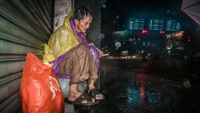 Nhói lòng hình ảnh ông chú vô gia cư trong đêm bão nhận hơn 20K lượt share trong vòng 1 tiếng ảnh 1
