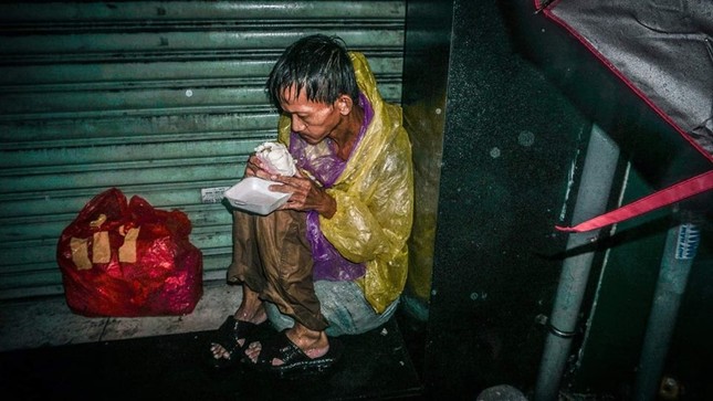 Nhói lòng hình ảnh ông chú vô gia cư trong đêm bão nhận hơn 20K lượt share trong vòng 1 tiếng ảnh 2