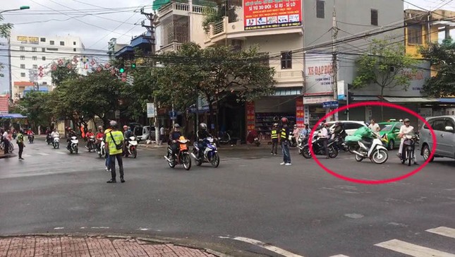 Công an truy tìm nhóm phượt thủ chặn đường để đoàn xe của mình qua ngã tư như xe ưu tiên ảnh 4