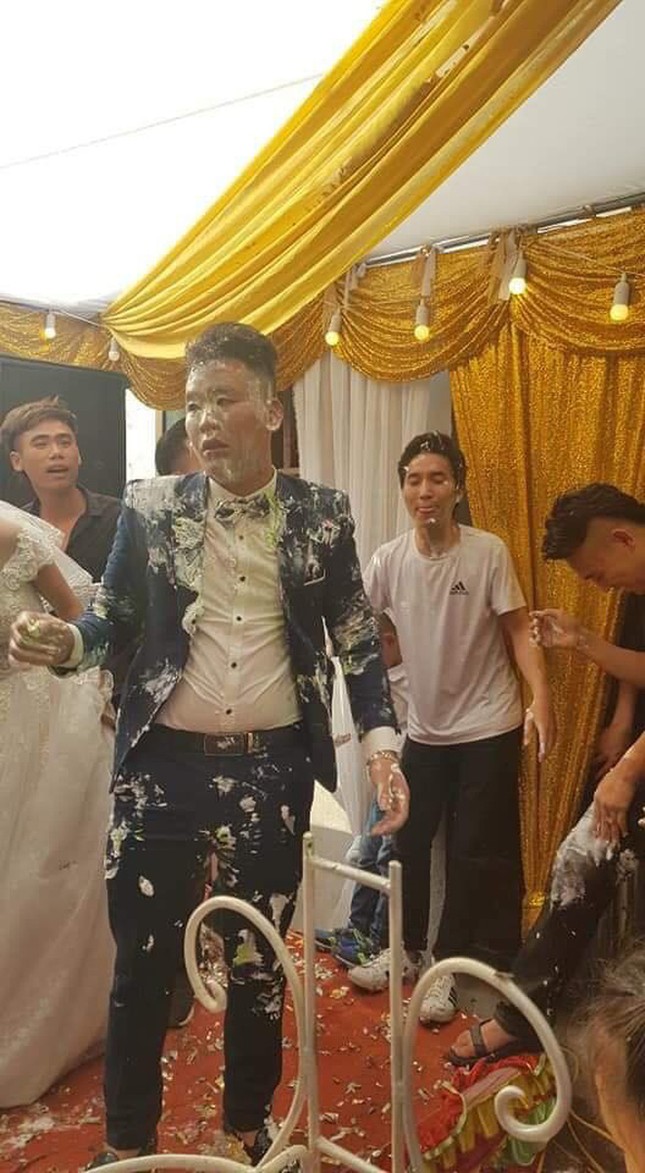 Đây là một trong những lí do vì sao không nên mời hội bạn thân "lầy lội" đi dự đám cưới! ảnh 1