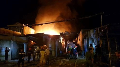 Bãi chứa xe bồn chở xăng dầu ở Nha Trang cháy dữ dội, người dân di tản ảnh 4