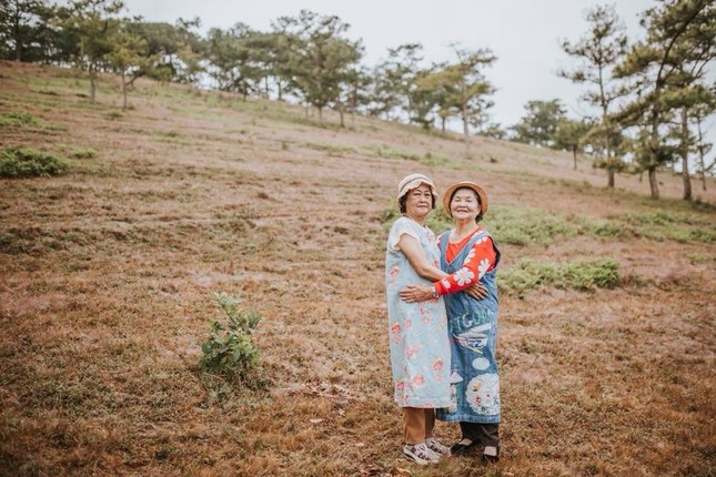 Bộ ảnh “Chị ngả em nâng” của hai bà thông gia U70 “đốn tim” dân mạng vì quá dễ thương ảnh 1