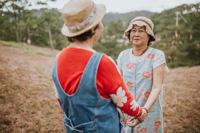 Bộ ảnh “Chị ngả em nâng” của hai bà thông gia U70 “đốn tim” dân mạng vì quá dễ thương ảnh 3