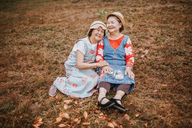 Bộ ảnh “Chị ngả em nâng” của hai bà thông gia U70 “đốn tim” dân mạng vì quá dễ thương ảnh 8