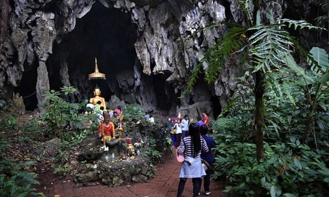 Hang động đội bóng thiếu niên Thái Lan bị mắc kẹt bất ngờ trở thành địa điểm du lịch nổi tiếng ảnh 1