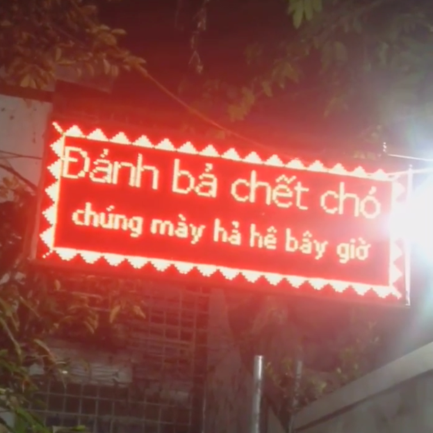 Cay cú vì chó nhà trúng bả chết, gia chủ đầu tư hẳn bảng led để “khẩu nghiệp” với hàng xóm ảnh 3