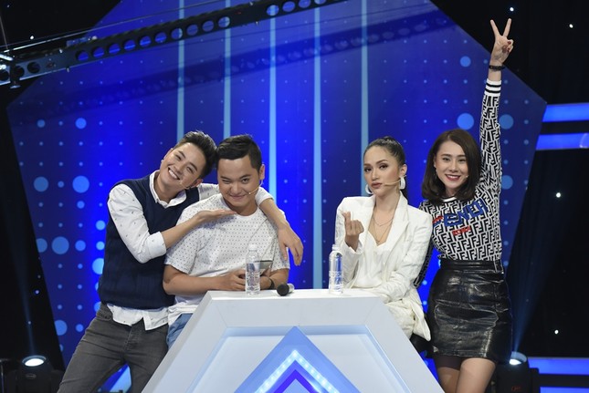 Thanh Duy và Hoa hậu Hương Giang đối đầu trong gameshow đoán tuổi giành 100 triệu ảnh 2