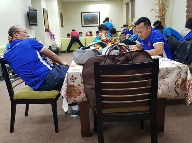 Tuyển Việt Nam bị tịch thu hộ chiếu, "ngồi đồng" hơn 3 giờ tại sân bay Bacolod ảnh 1