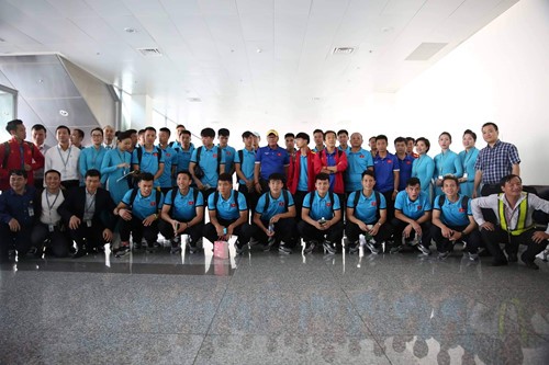 Tuyển Việt Nam bị tịch thu hộ chiếu, "ngồi đồng" hơn 3 giờ tại sân bay Bacolod ảnh 2