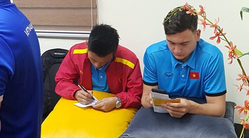 Tuyển Việt Nam bị tịch thu hộ chiếu, "ngồi đồng" hơn 3 giờ tại sân bay Bacolod ảnh 4