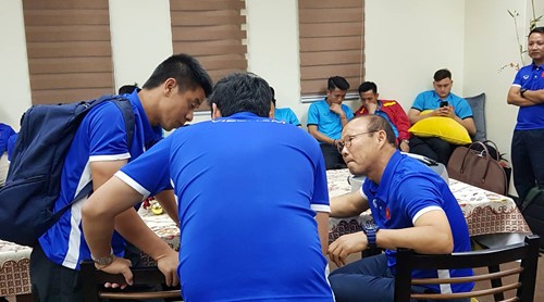 Tuyển Việt Nam bị tịch thu hộ chiếu, "ngồi đồng" hơn 3 giờ tại sân bay Bacolod ảnh 5