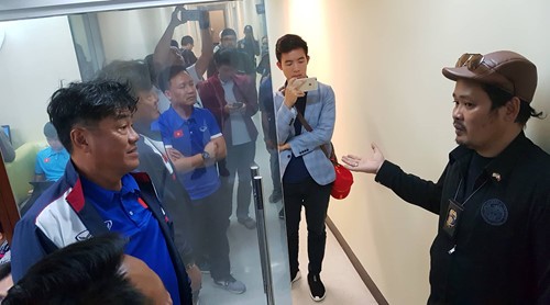 Tuyển Việt Nam bị tịch thu hộ chiếu, "ngồi đồng" hơn 3 giờ tại sân bay Bacolod ảnh 6