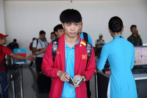 Tuyển Việt Nam bị tịch thu hộ chiếu, "ngồi đồng" hơn 3 giờ tại sân bay Bacolod ảnh 7