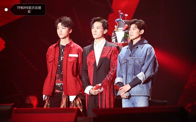 Dịch Dương Thiên Tỉ (TFBOYS) trải qua sinh nhật tuổi 18 ngọt ngào bên hai anh ảnh 5