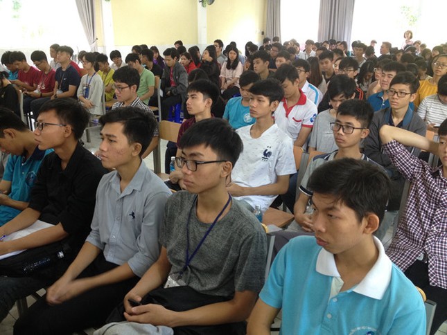 Sinh viên lên tiếng việc thang máy rung lắc, ký túc xá thấm dột, hư hỏng ảnh 2