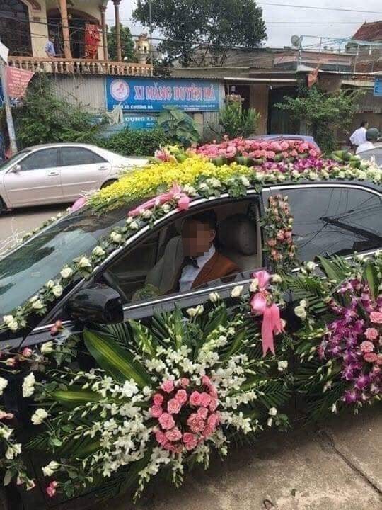 Trang trí xe hoa phong cách "lấp đầy chỗ trống", chú rể khiến dân mạng bàn tán xôn xao ảnh 2