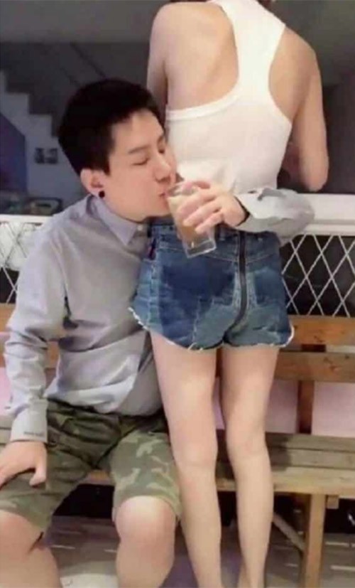 Giới trẻ Trung Quốc rộ trào lưu vòng tay qua eo gái trẻ uống nước ảnh 1