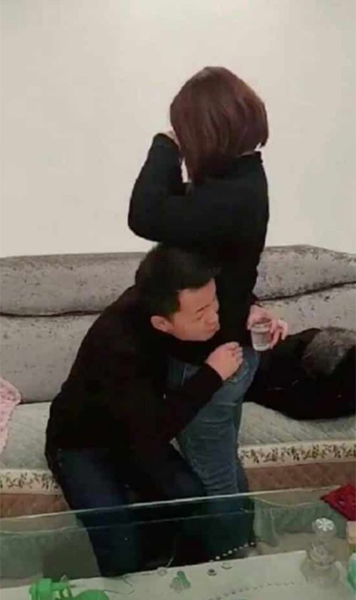 Giới trẻ Trung Quốc rộ trào lưu vòng tay qua eo gái trẻ uống nước ảnh 3