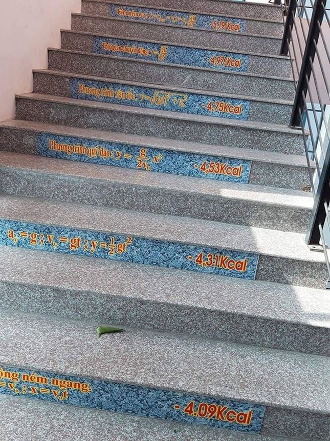 Dán công thức toán chi chít ở cầu thang, đây đích là thầy giáo yêu nghề nhất "vịnh Bắc bộ" ảnh 2