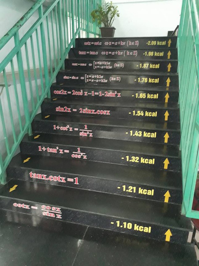 Dán công thức toán chi chít ở cầu thang, đây đích là thầy giáo yêu nghề nhất "vịnh Bắc bộ" ảnh 4