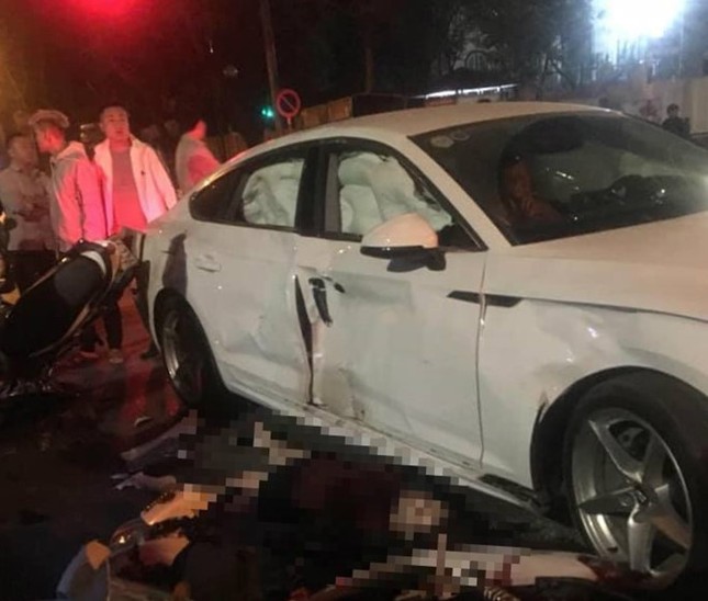 2 xe máy tông xế hộp Audi bung túi khí, 1 người tử vong ảnh 1