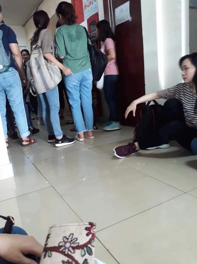 Cấu trúc đề thi TOEIC thay đổi, sinh viên Sài Gòn thức trắng đêm đăng ký dự thi ảnh 7
