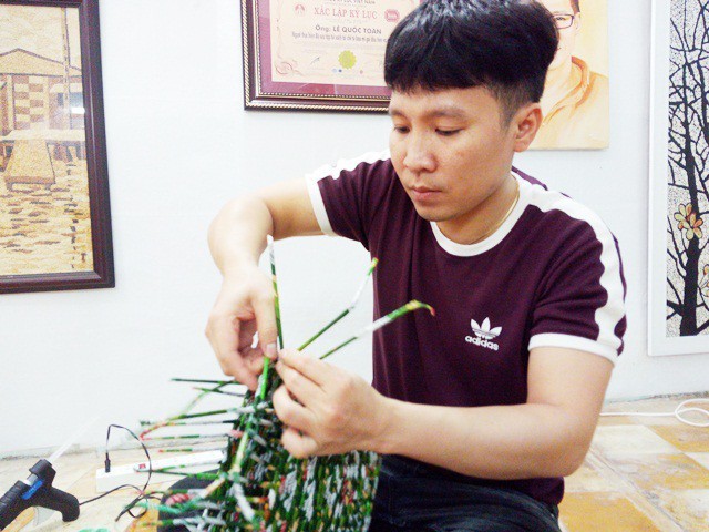 Từ bao mì gói, thầy giáo sáng tạo ra sản phẩm kỷ lục Việt Nam ảnh 1