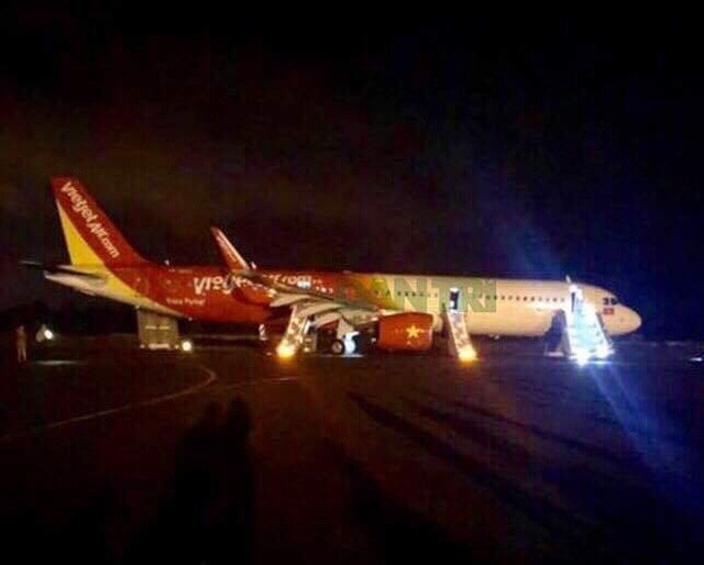 Vụ máy bay rơi lốp: Tịch thu bằng lái phi công vô thời hạn ảnh 1