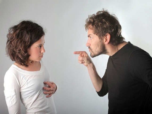 Mỹ: Người đàn ông bị dí dao đe dọa sau câu phàn nàn về... tiếng "xì hơi"! ảnh 1