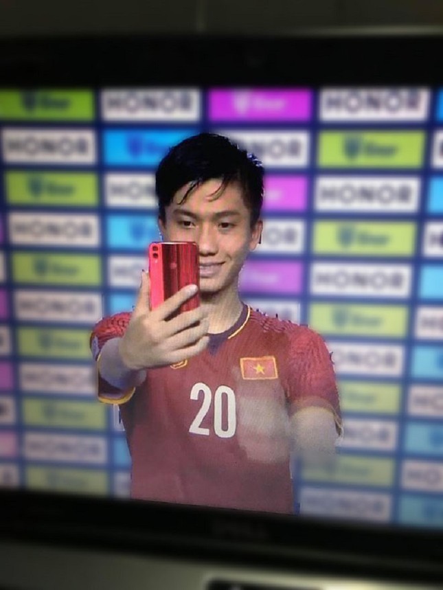 Dân mạng "phì cười" với biểu cảm đáng yêu của Văn Đức khi chụp ảnh selfie sau trận đấu ảnh 2