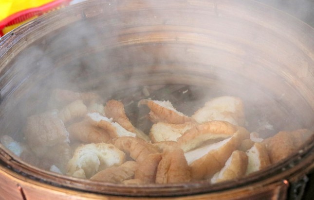 Bánh mì hấp gia truyền lạ miệng, khách ăn bỗng thành "người đẹp" ở Sài Gòn ảnh 2