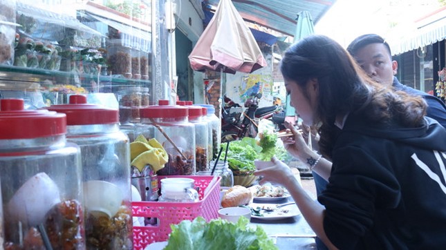 Bánh mì hấp gia truyền lạ miệng, khách ăn bỗng thành "người đẹp" ở Sài Gòn ảnh 4