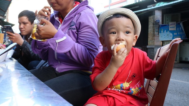 Bánh mì hấp gia truyền lạ miệng, khách ăn bỗng thành "người đẹp" ở Sài Gòn ảnh 7
