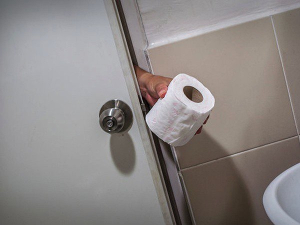 Nhật Bản: Người đàn ông bị bắt và phạt hơn 40 triệu đồng vì lấy cắp... một cuộn giấy vệ sinh ảnh 1
