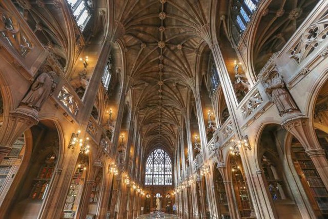 Những thư viện tuyệt vời chẳng khác gì trường Hogwarts ngoài đời ảnh 1