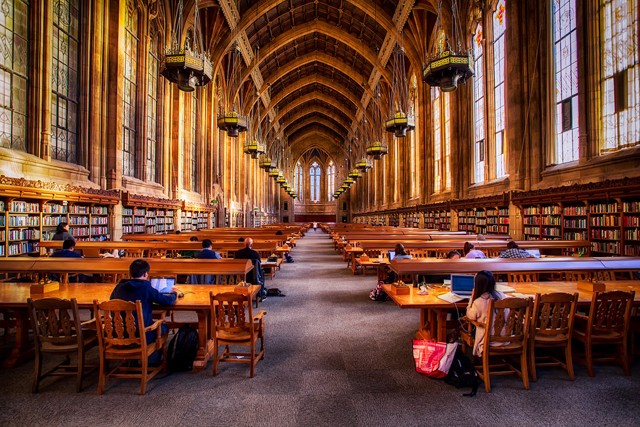 Những thư viện tuyệt vời chẳng khác gì trường Hogwarts ngoài đời ảnh 2