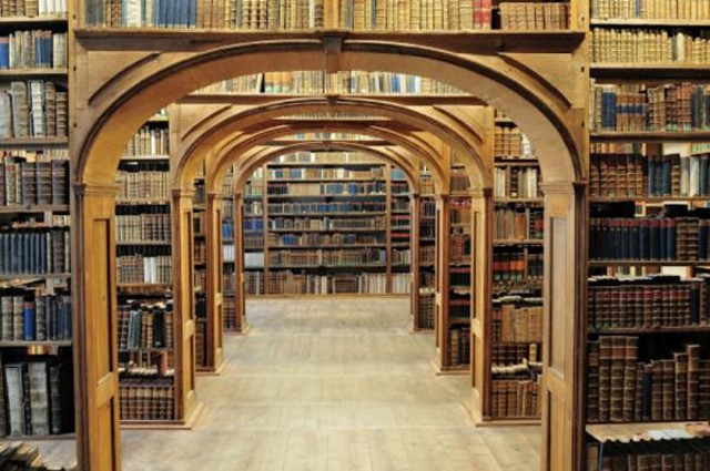 Những thư viện tuyệt vời chẳng khác gì trường Hogwarts ngoài đời ảnh 5