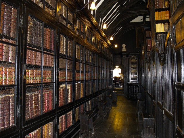 Những thư viện tuyệt vời chẳng khác gì trường Hogwarts ngoài đời ảnh 6