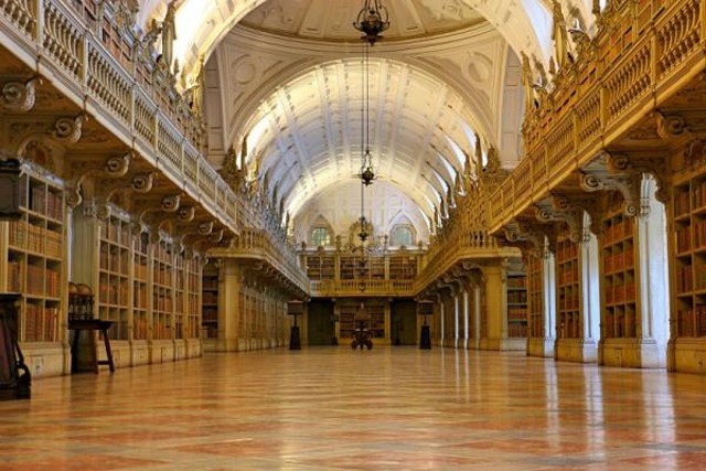Những thư viện tuyệt vời chẳng khác gì trường Hogwarts ngoài đời ảnh 8